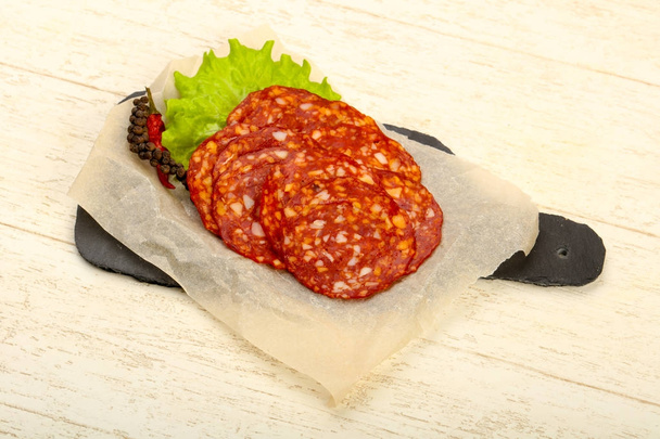 szeletelt ízletes chorizo kolbász  - Fotó, kép