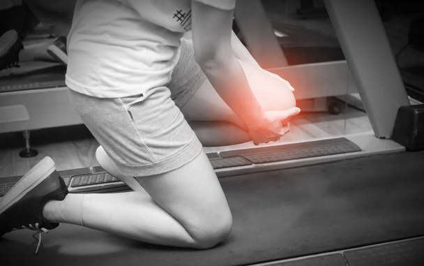 Asijské žena běžec dostal sportovní zranění na běžeckém pásu stroj ve fitness tělocvičně - Fotografie, Obrázek