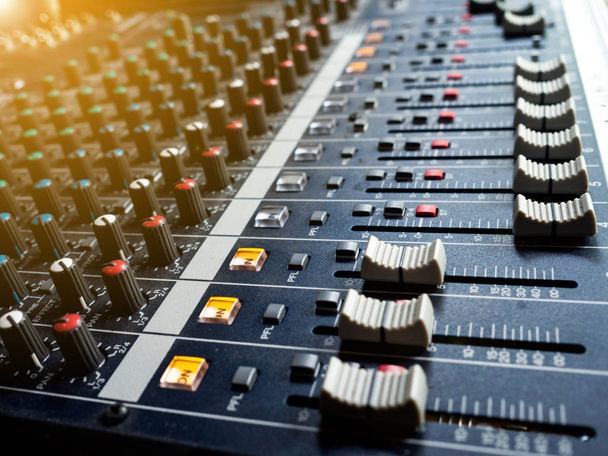 Painel de controle do mixer de som, equipamentos de botões para controle do mixer de som, controle do mixer de som para música ao vivo e equipamentos de estúdio
. - Foto, Imagem