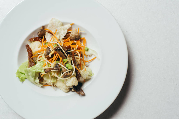 Beyaz bir tabak salata - Fotoğraf, Görsel