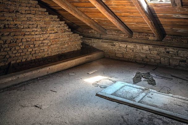 Terk edilmiş binada ürpertici tavan iç - Fotoğraf, Görsel