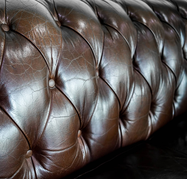 Закрыть винтажный коричневый кожаный диван детали для шаблона и bac
 - Фото, изображение