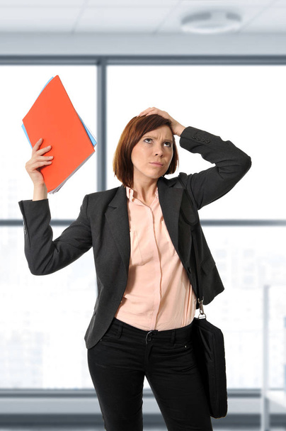  üzleti vörös hajú nő vagy diák a stressz gondolkodás aggódik a portfólió végzése közben - Fotó, kép