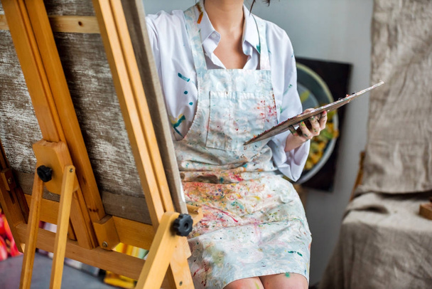 painter working in her studio - Φωτογραφία, εικόνα