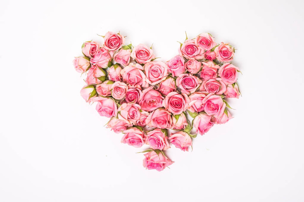 Kompozycja kwiat. Układ różowych róż na białym tle w kształcie serca. - Zdjęcie, obraz