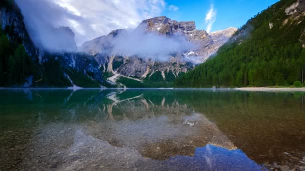 4 k časová prodleva jezero Braies při východu slunce, hory Dolomity, Sudtirol, Itálie - Záběry, video