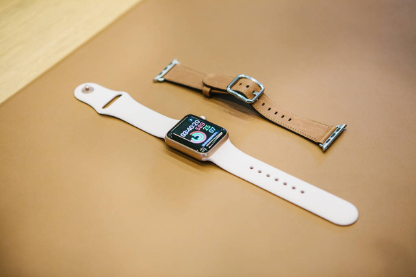 Βερολίνο, 2 Οκτωβρίου 2017: παρουσίαση των νέων προϊόντων της Apple στην επίσημη Apple store. Σύγχρονες προηγμένες Apple Watch σειρά 3 με ένα λουρί επάνω στο γραφείο. - Φωτογραφία, εικόνα