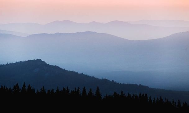 Güzel bir renkli gün batımı dağ ridge ile parlayan kırmızı sis içinde - Fotoğraf, Görsel