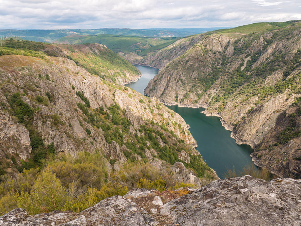 ガリシア州オウレンセ、スペインでキャニオンのシル川 - 写真・画像