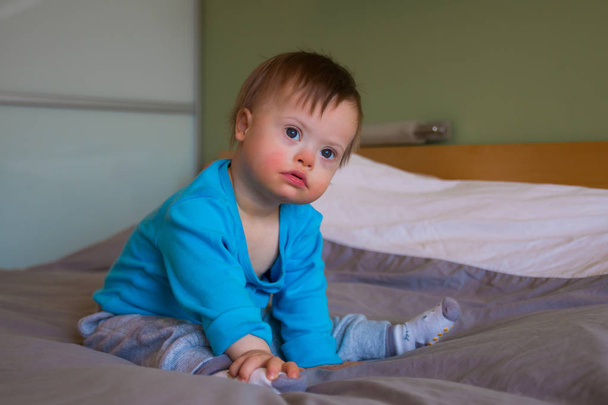 Portrait de mignon bébé garçon avec trisomie 21 - Photo, image