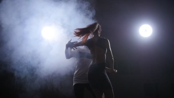 Mladý pár tančící latinské hudby - Záběry, video