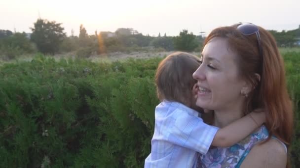 Anne oğlunun gülmek mutluluk ile oynamak - Video, Çekim