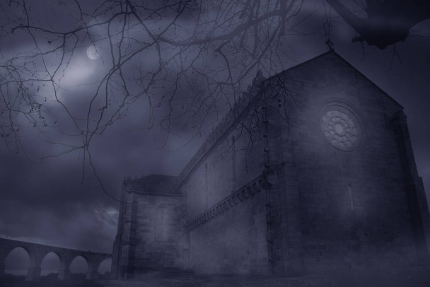 Abbey in een mistige nacht - Foto, afbeelding