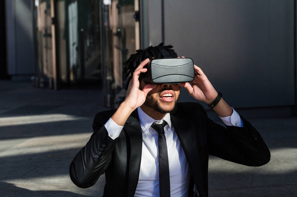 afro empresário jogar simulação de realidade virtual
 - Foto, Imagem