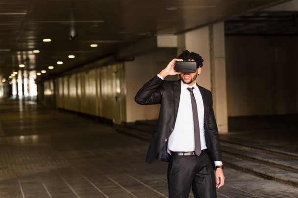 Afro liikemies pelaa virtuaalitodellisuus simulointi
 - Valokuva, kuva