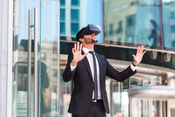 afro businessman playing virtual reality simulation - Foto, imagen