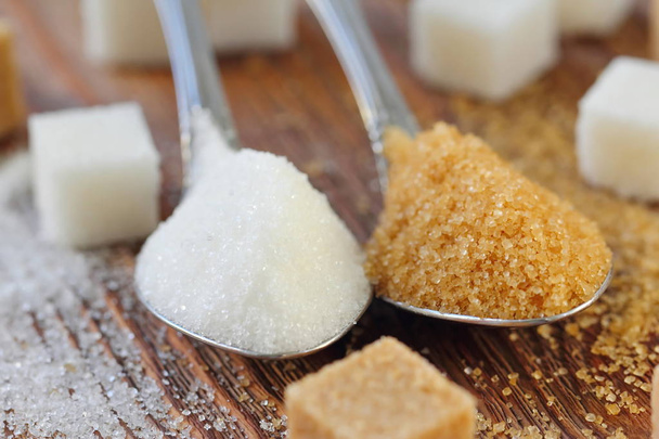 Açúcar branco e mascavo em colher
 - Foto, Imagem