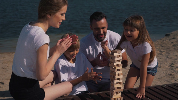 Positive family play jenga game - Imágenes, Vídeo