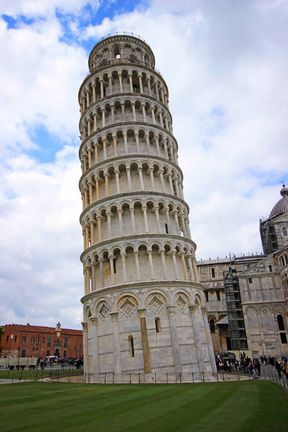  Schiefer Turm von Pisa in der Toskana, UNESCO-Weltkulturerbe und eines der bekanntesten und berühmtesten Gebäude der Welt.  - Foto, Bild