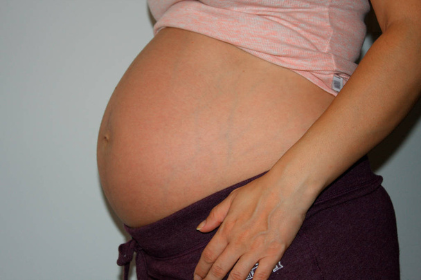 mulher grávida tocando sua barriga grande. Fechar
.  - Foto, Imagem