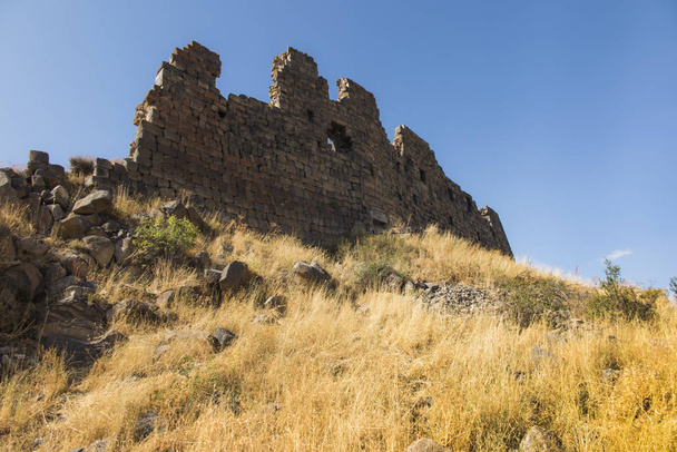 näkymä kaunis keskiaikainen linnoitus Amberd Armeniassa
 - Valokuva, kuva