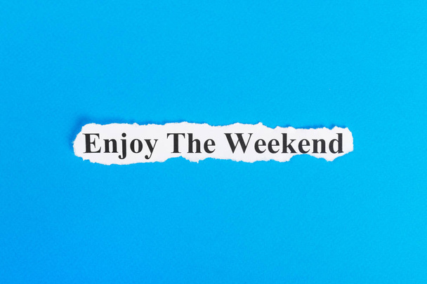 Наслаждайтесь выходными на бумаге. Слово наслаждается выходными на рваной бумаге. Изображение - Фото, изображение