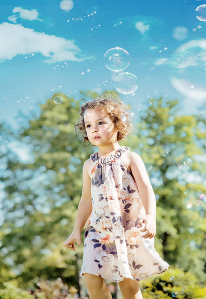 Aranyos kis lány játszik a szappanbuborékok - Fotó, kép