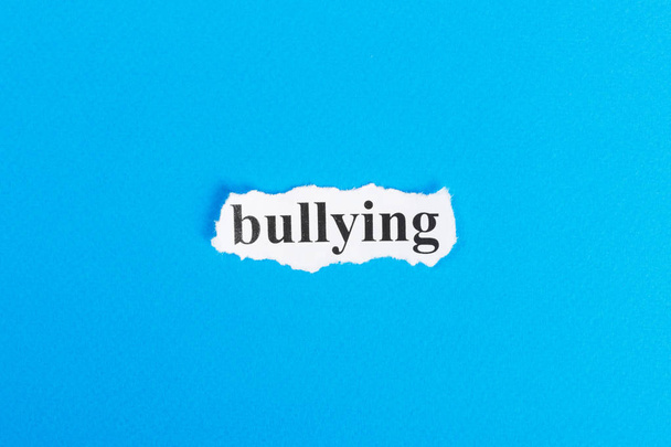 Texto de intimidación en papel. Bullying Palabra en papel roto. Imagen conceptual
 - Foto, imagen