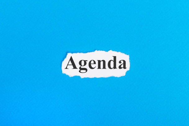 Agenda-Text auf Papier. Wortprogramm auf zerrissenem Papier. Konzeptbild - Foto, Bild