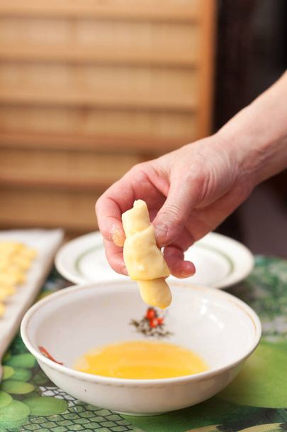 Prozess der Zubereitung kleiner Croissants mit Kirsche zum Frühstück. Vorbereitung des Backens. Panade auf Eierbasis. paniert mit Zucker - Foto, Bild
