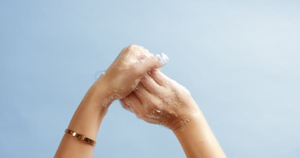 Naisten kädet lähikuva eristetty vaaleansininen
 - Materiaali, video