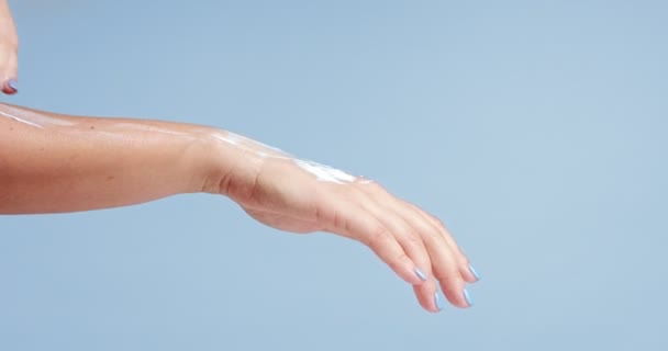 Womans ręce zbliżenie na jasnoniebieskim tle - Materiał filmowy, wideo