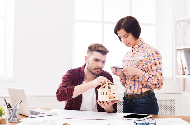 Архитекторы создают модель дома в офисе
 - Фото, изображение