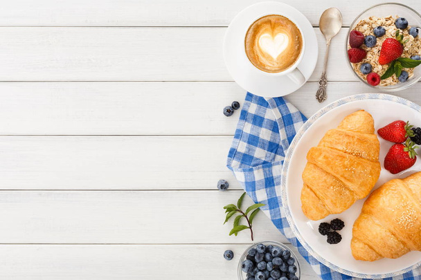Ευρωπαϊκό πρωινό με κρουασάν και τα μούρα σε λευκό ξύλο - Φωτογραφία, εικόνα