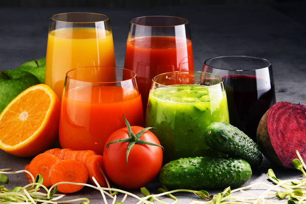Okulary z świeżych organicznych warzyw i soków owocowych - Zdjęcie, obraz