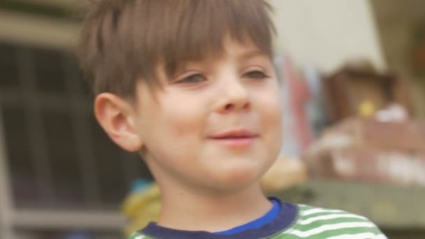 笑い若いかわいい小さな男の子と本物の瞬間 - 映像、動画