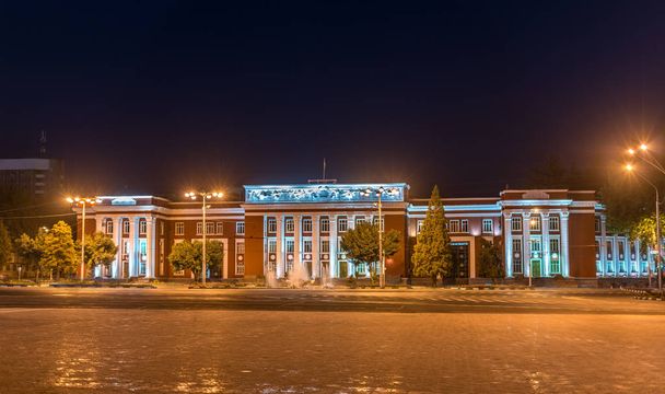 Το βράδυ το Κοινοβούλιο της Δημοκρατίας του Τατζικιστάν σε Ντουσαμπέ - Φωτογραφία, εικόνα