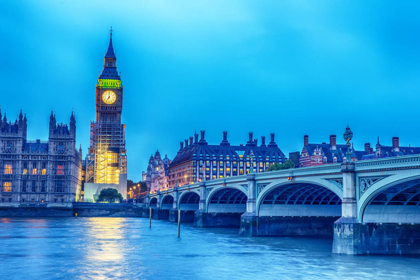Londres, Reino Unido: o Palácio de Westminster com Big Ben, Torre Elizabeth, vista do outro lado do rio Tamisa
 - Foto, Imagem