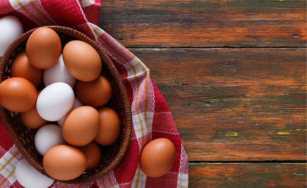 Φρέσκο κοτόπουλο αυγά στο ρουστίκ ξύλινα αντίγραφο χώρου - Φωτογραφία, εικόνα
