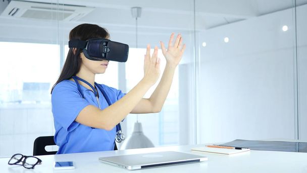 Medico Utilizzando occhiali di realtà virtuale in clinica, Vr Goggles
 - Foto, immagini