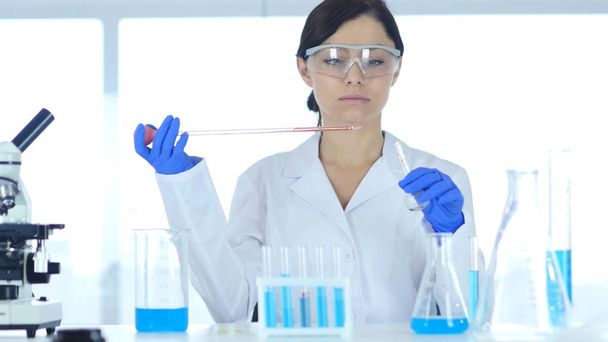 Femme scientifique occupée à faire de la recherche en laboratoire
 - Photo, image