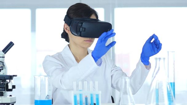 Ученый, использующий очки виртуальной реальности для исследований в лаборатории, виртуальные очки
 - Фото, изображение