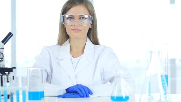 Química Feminina, Investigadora Científica em Laboratório em Óculos de Proteção
 - Foto, Imagem