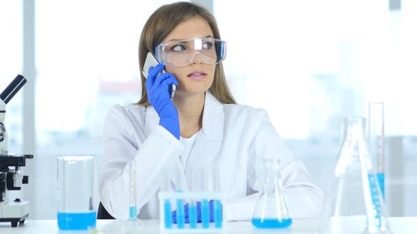 Femme scientifique parlant au téléphone dans un laboratoire
 - Photo, image