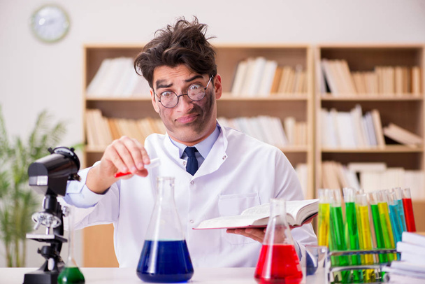 Médico científico loco loco haciendo experimentos en un laboratorio - Foto, imagen