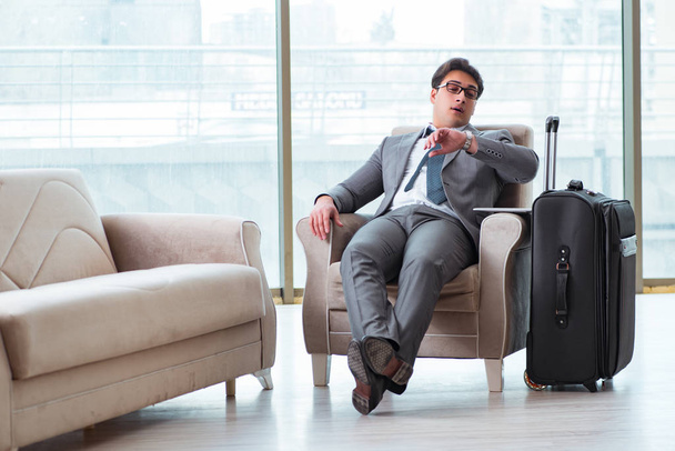 Young businessman in airport business lounge waiting for flight - Foto, immagini