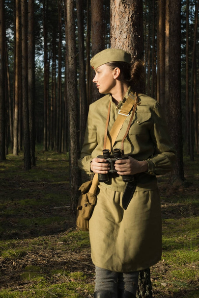 第二次世界大戦の赤い軍隊の制服を着た女性. - 写真・画像