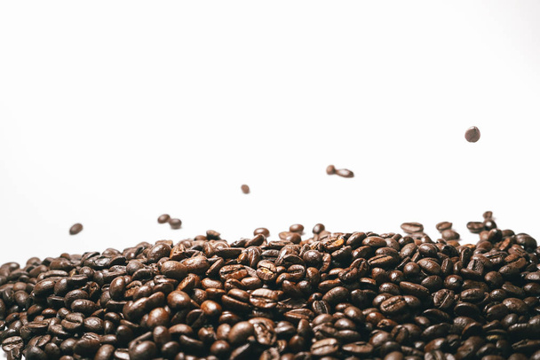 Braune Körner fallen, schöner Hintergrund, duftende Kaffeebohnen - Foto, Bild