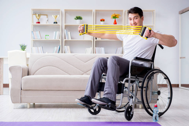 vammainen mies toipumassa kotona tapahtuneesta vammasta - Valokuva, kuva