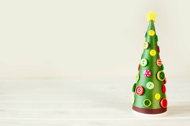 Κώνοι εναλλακτικό Χριστουγεννιάτικο δέντρο. Χριστουγεννιάτικο δέντρο φτιαγμένο από νήμα  - Φωτογραφία, εικόνα